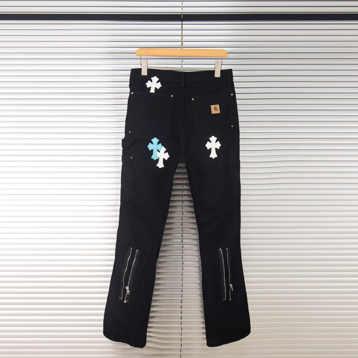 P260 Chrome Hearts co-branded Carhartt zipper leather jeans, priced at 16W+, patchwork cross pattern embellishment, high-waisted washed jeans! ! Absolutely high-end luxury products, 8W+ level god-level single products, super popular products, made with top heavy industry, a magic weapon that cannot be missed. About Kroxin This is an extremely luxurious fashion brand, which can also be called the nobles of the high street. It has always been an exclusive brand for some hipsters or the rich second generation. Compared with ordinary high streets, it is more luxurious and noble. Compared with luxury brands, it has a more fashionable personality and has always been a brand that I have a special liking for. Style number: 1772# Size: 28 30 32 34 36